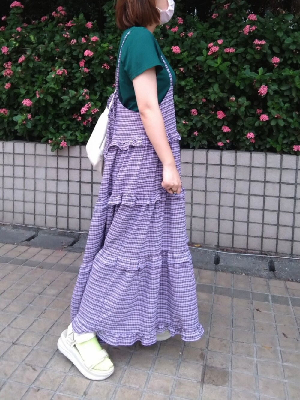 「ファッションを楽しもう、紫、ootd、低身長コーデ、洋裝、キャミワンピ、グリーン、チェスターコート」｜「MOUSSYのアイテム（Tシャツ/カットソー、グリーン系）」を使った、みあめさん（レディース・154cm）の秋コーディネートの2枚目の写真