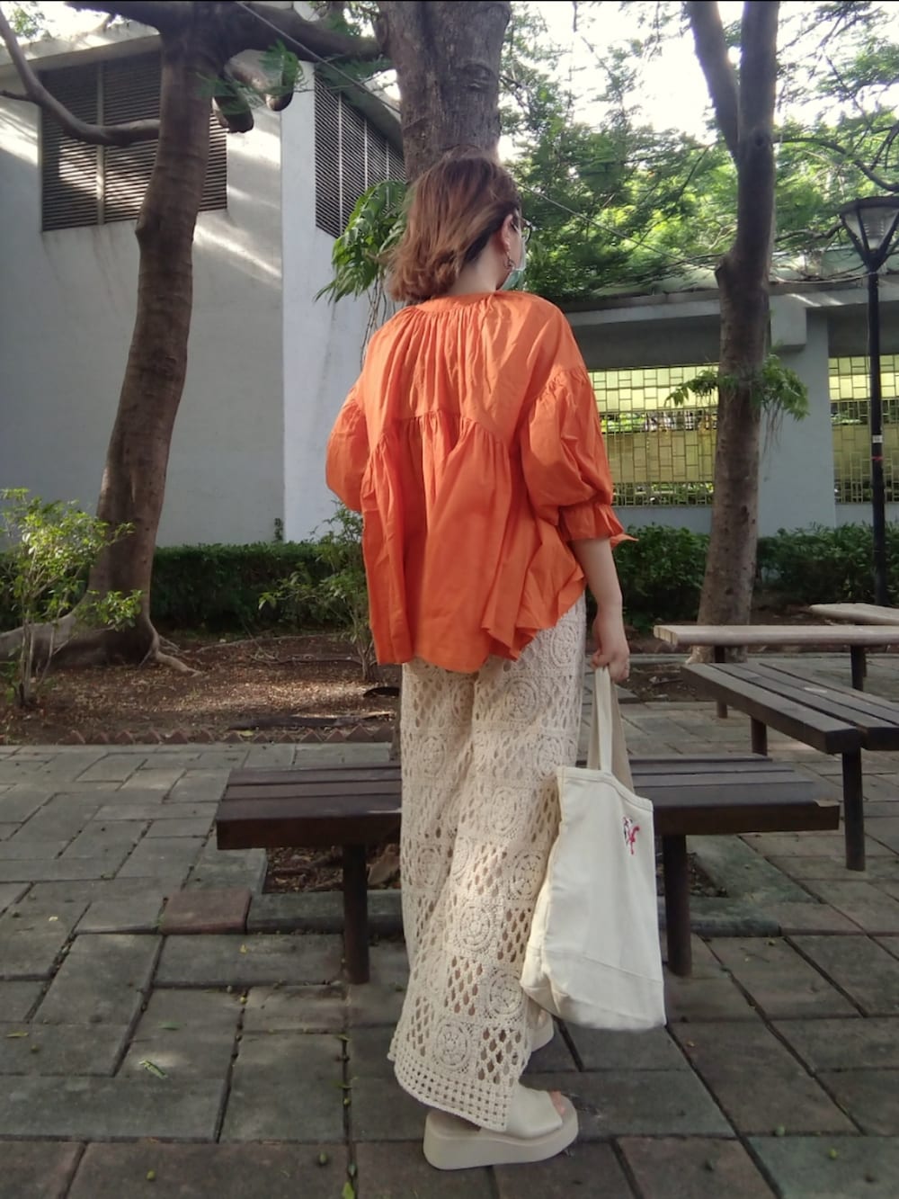 「夏コーデ、カジュアル、サンダル、オレンジ、白パンツ、LOWRYS FARM、CIAOPANIC TYPY、メガネ女子、ootd、骨格ストレート、ドーパミンドレッシング、ビックシルエット、低身長コーデ」｜「LOWRYS FARMのコットンボイルスキッパーブラウス　960898（シャツ/ブラウス、オレンジ系）」を使った、みあめさん（レディース・154cm）の夏コーディネートの2枚目の写真