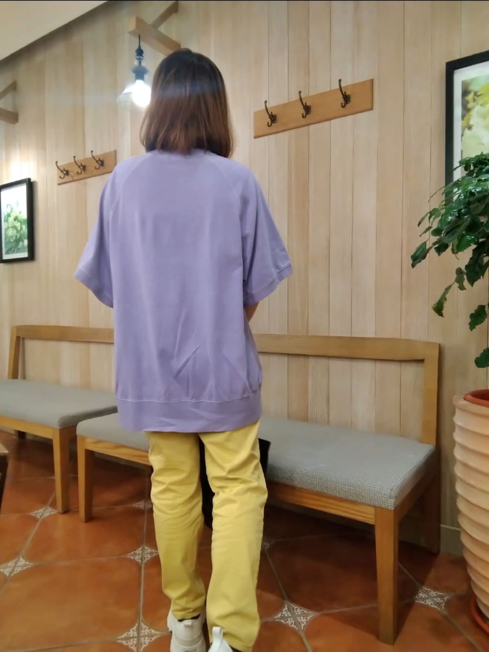 「お出かけコーデ、夏コーデ、骨格ストレート、紫コーデ、紫、黄色、黄色パンツ、メガネ女子、楽チンコーデ、ビッグシルエット、ビッグT、converse、白スニーカー、LOWRYS FARM」｜「LOWRYS FARMのピグメントＢＩＧプルオーバー　970322（Tシャツ/カットソー、パープル系）」を使った、みあめさん（レディース・154cm）の夏コーディネートの2枚目の写真