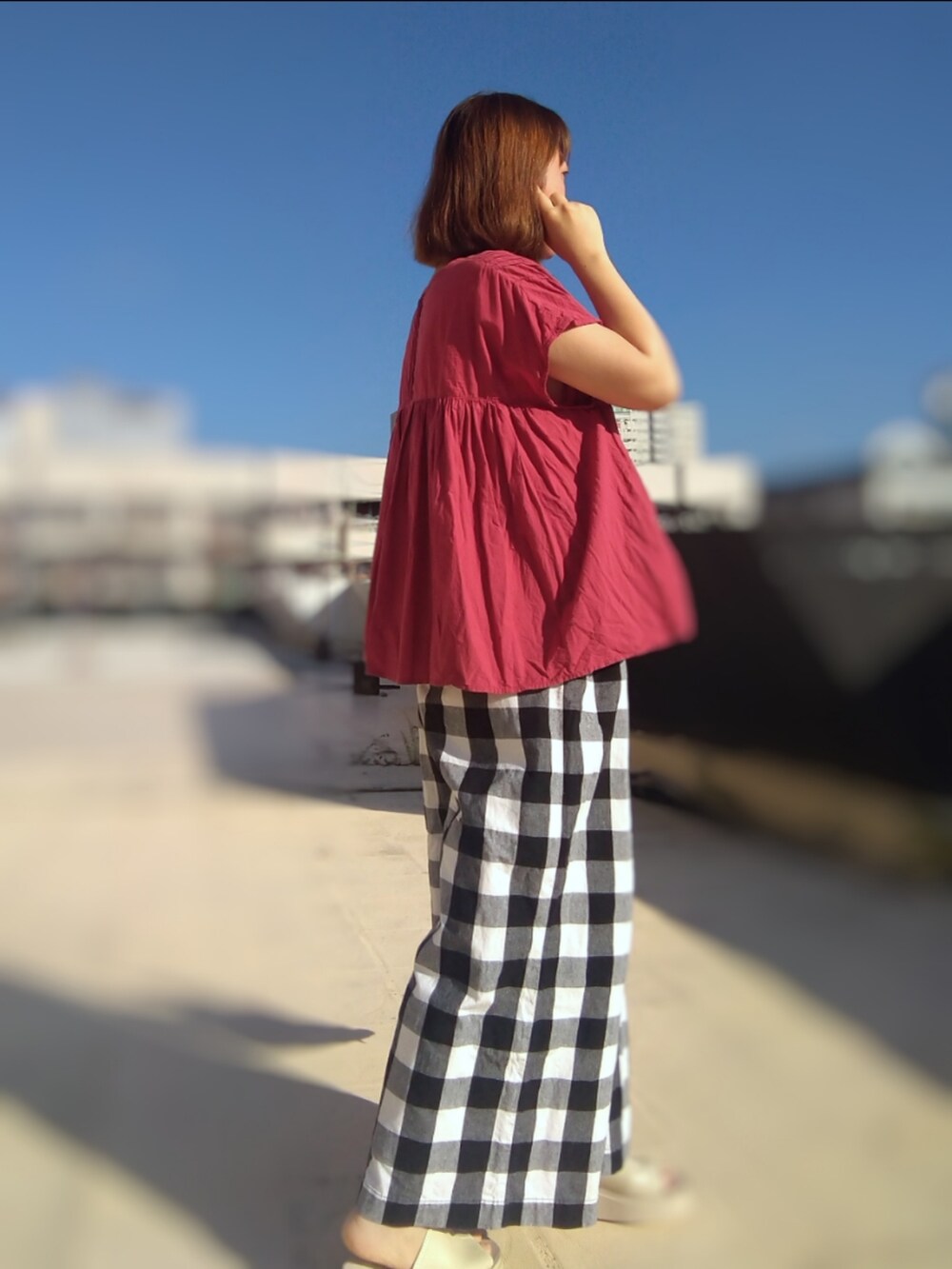 「夏コーデ、サンダル、骨格ストレート、赤、休閒、チェックパンツ、ドーパミンドレッシング、白サンダル」｜「SM2のアイテム（トップス、レッド系）」を使った、みあめさん（レディース・154cm）の夏コーディネートの2枚目の写真