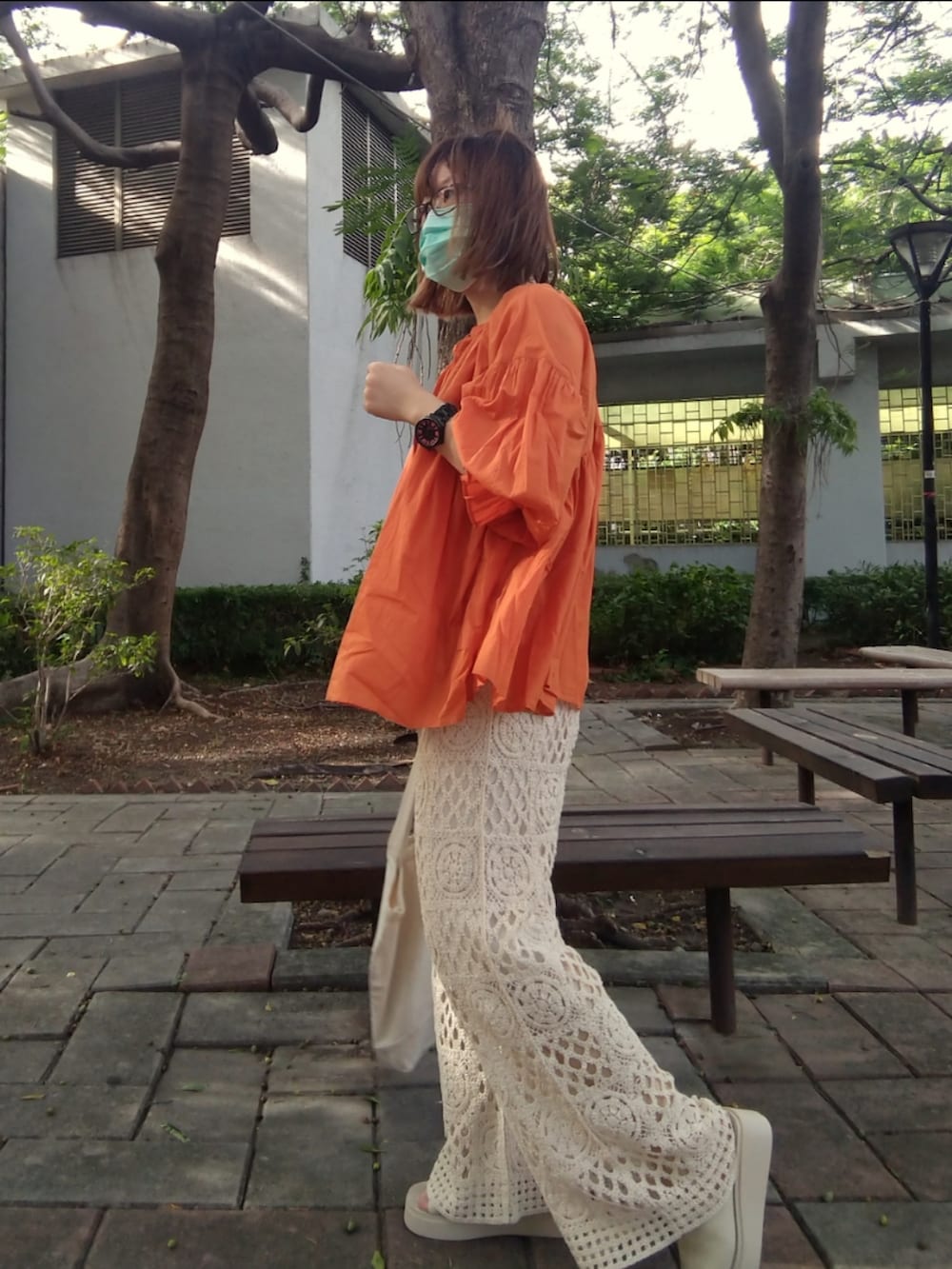 「夏コーデ、カジュアル、サンダル、オレンジ、白パンツ、LOWRYS FARM、CIAOPANIC TYPY、メガネ女子、ootd、骨格ストレート、ドーパミンドレッシング、ビックシルエット、低身長コーデ」｜「LOWRYS FARMのコットンボイルスキッパーブラウス　960898（シャツ/ブラウス、オレンジ系）」を使った、みあめさん（レディース・154cm）の夏コーディネートの3枚目の写真