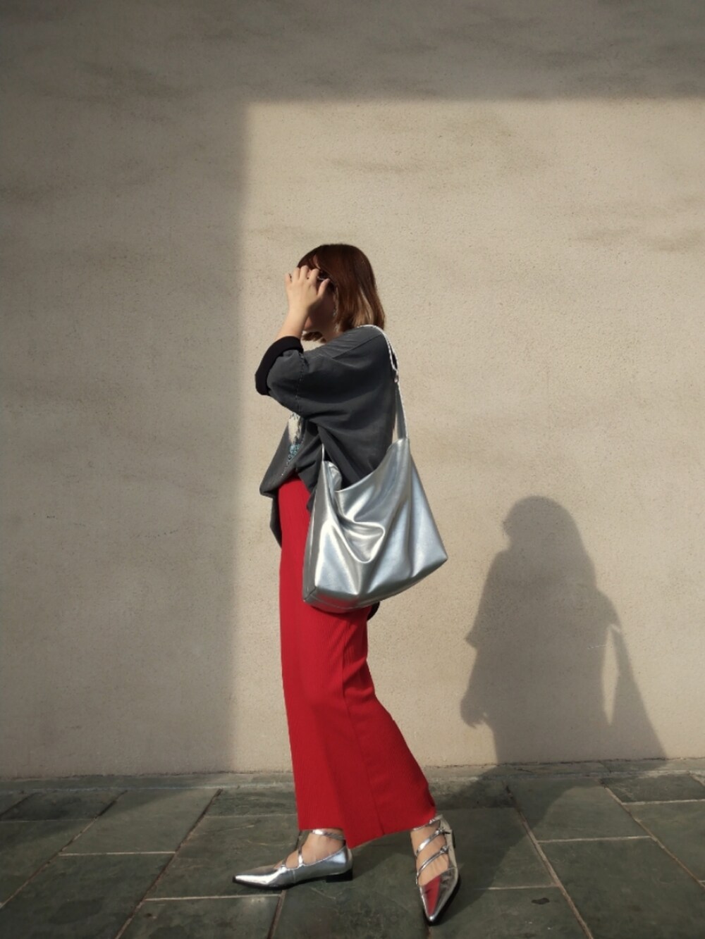 「夏コーデ、ビックT、シルバー、レッド、niko and ...、LOWRYS FARM、ootd、ポインテッドトゥ、低身長コーデ」｜「niko and...のBIGアソートROCKTシャツ（Tシャツ/カットソー、グレー系）」を使った、みあめさん（レディース・154cm）の夏コーディネートの2枚目の写真