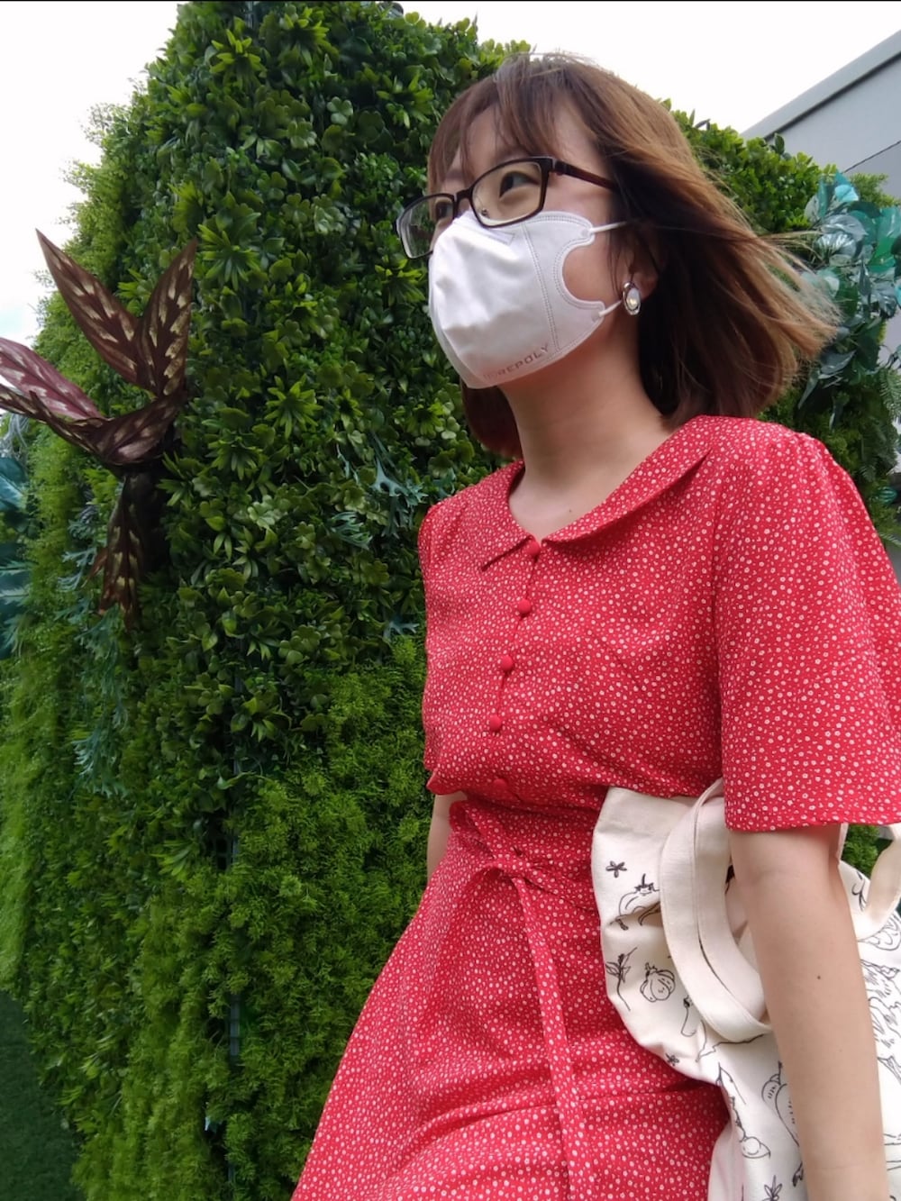 「ワンピース、きれいめコーディネート、おでかけコーデ、サンダル、骨格ストレート、赤、ドーパミンドレッシング、オトナ女子、メガネ女子、低身長コーデ」｜「earth music&ecologyのちょっとレトロなワンピース（ワンピース、レッド系）」を使った、みあめさん（レディース・154cm）の夏コーディネートの4枚目の写真