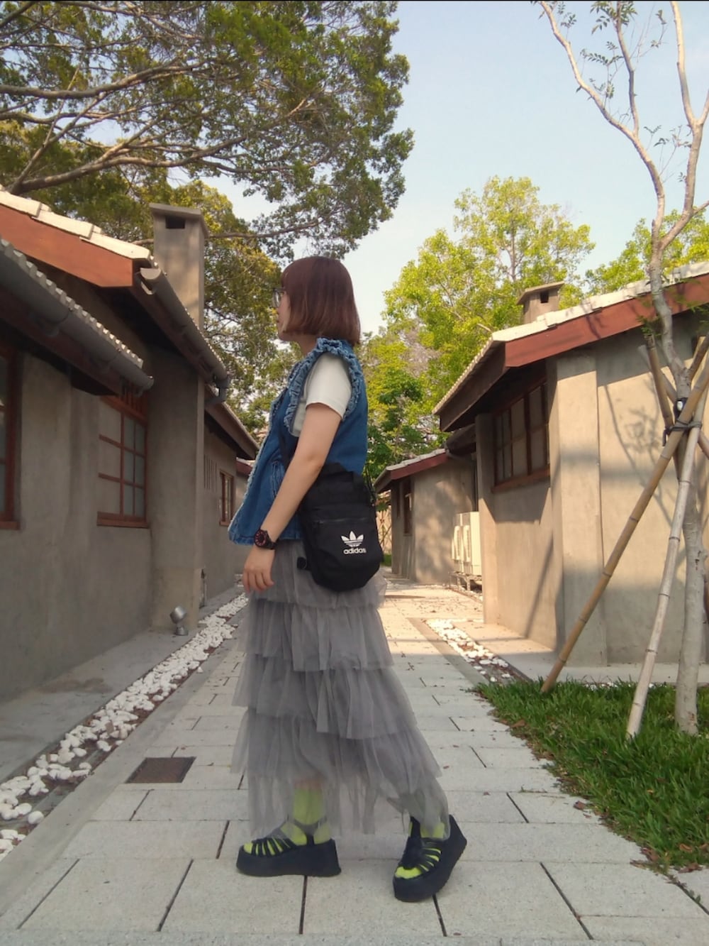 「ootd、earth music&ecology、tiptop、Heather、レイヤード、デニム、低身長コーデ、きれいめカジュアル、サンダル、グリーン」｜「Green　Parksの・Double Flagsショルダーフリルデニムベスト（ベスト、ブルー系）」を使った、みあめさん（レディース・154cm）の春コーディネートの2枚目の写真