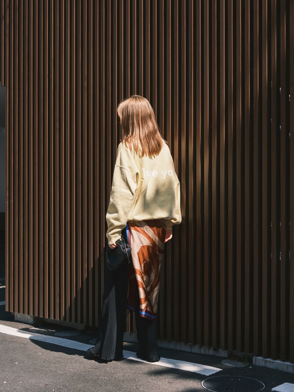 「春服、スウェット、春のNewスタイル、休日スタイル、お花見コーデ、オトナ女子、春服みてみて、パンツコーデ、春、春夏コーデ、カジュアル、ロゴスウェット、おでかけコーデ、ENCIRCLE、スポーツミックス」｜「ENCIRCLEの【ENCIRCLE/エンサークル】【ZOZO限定カラー】Loveletter sweat /ラブレター スウェット（スウェット、イエロー系）」を使った、tomoさん（レディース・158cm）の春コーディネートの3枚目の写真