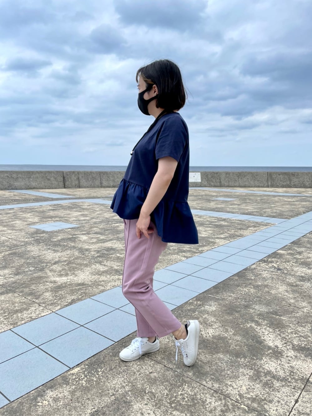 ホワイト系のスニーカー、ピンク系のその他パンツ、ブルー系のTシャツ/カットソーを着用したレディースの秋コーディネートの3枚目の写真