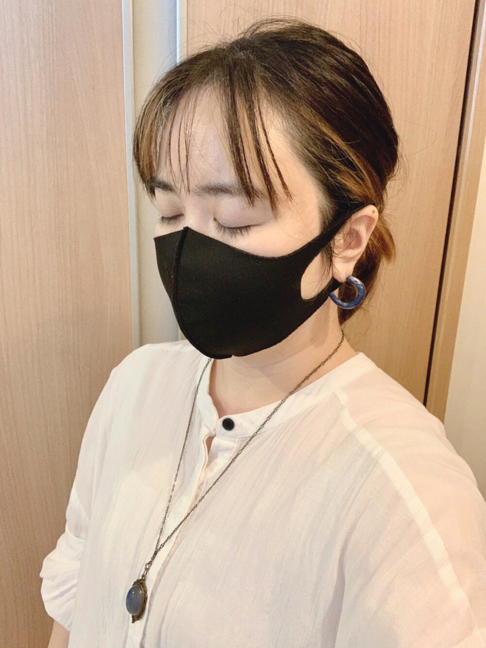 ブラック系のサンダル、ブルー系のパンツ、ブラック系のかごバッグを着用したレディースの秋コーディネートの3枚目の写真