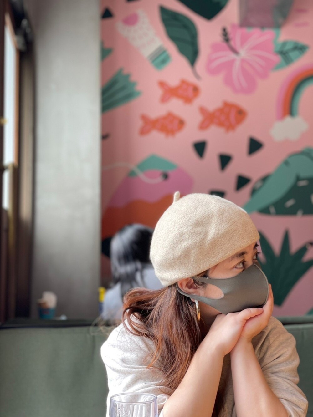 グリーン系のスカート、グリーン系のスニーカー、ホワイト系のスウェットを着用したレディースの冬コーディネートの3枚目の写真