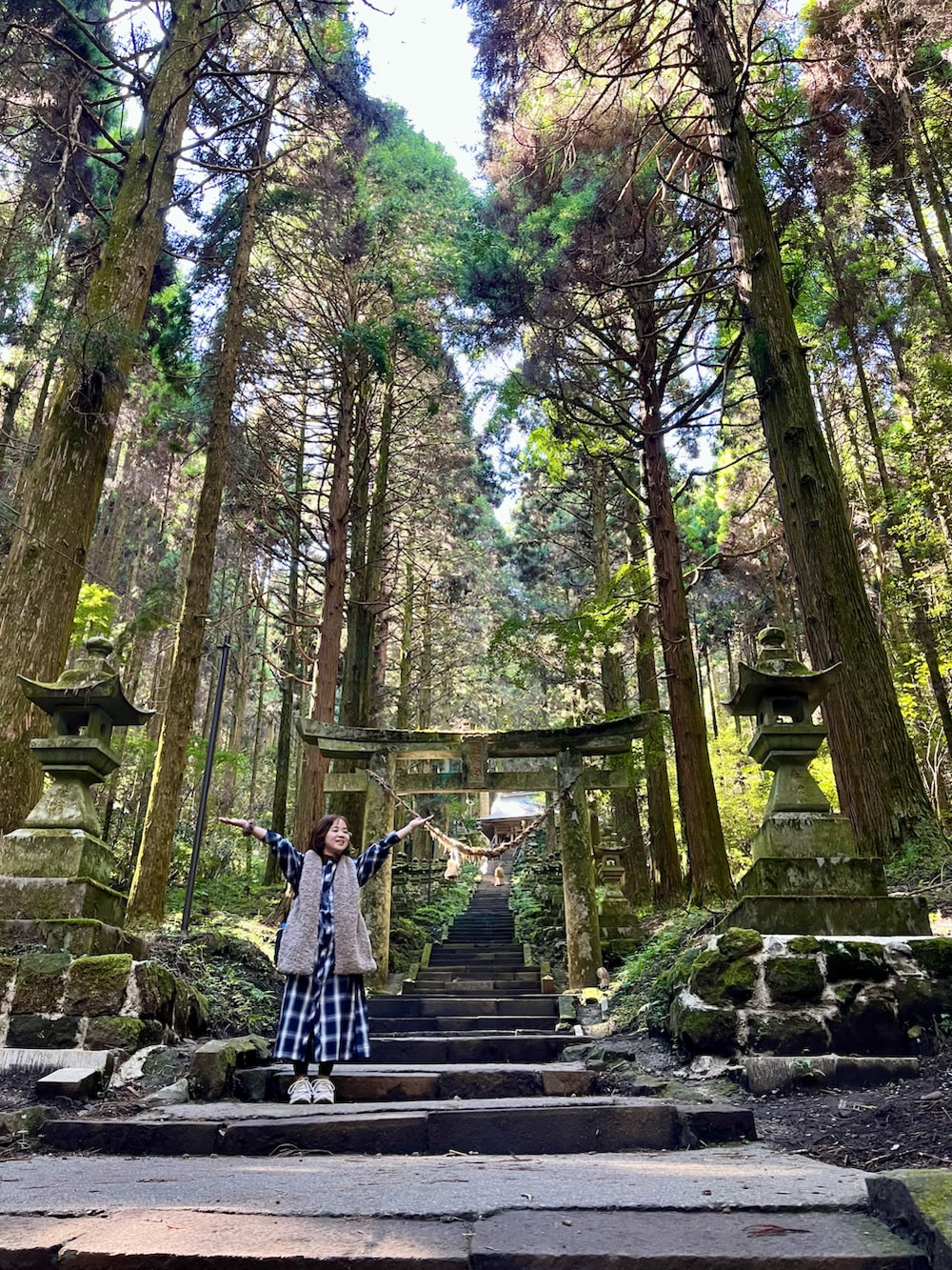 グレー系のスニーカー、ブルー系のシャツワンピース、グレー系のエコバッグ/サブバッグを着用したレディースの秋コーディネートの2枚目の写真