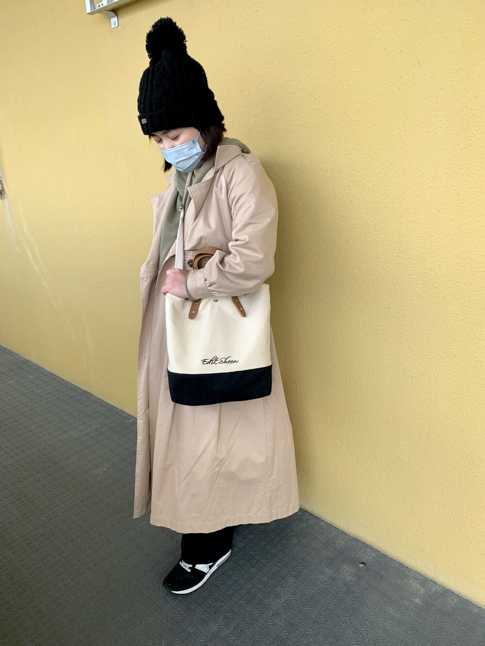 ベージュ系のジャケット/アウター、ブラック系のその他パンツ、その他のトートバッグを着用したレディースの冬コーディネートの2枚目の写真