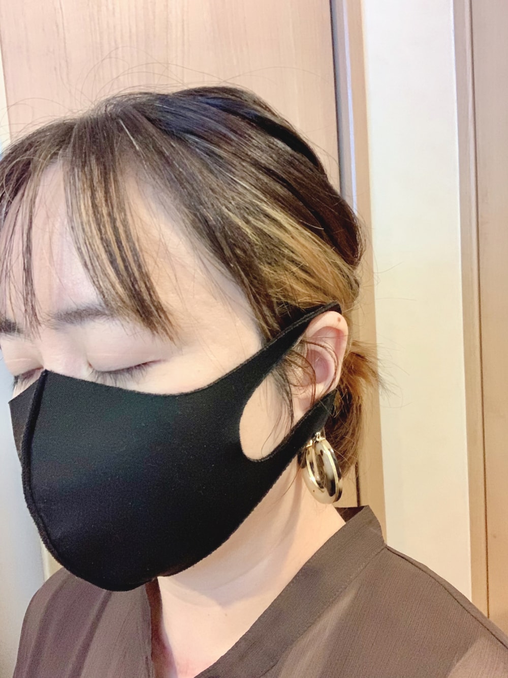 ブラック系のかごバッグ、ブラック系のサンダル、ホワイト系のパンツを着用したレディースの秋コーディネートの2枚目の写真