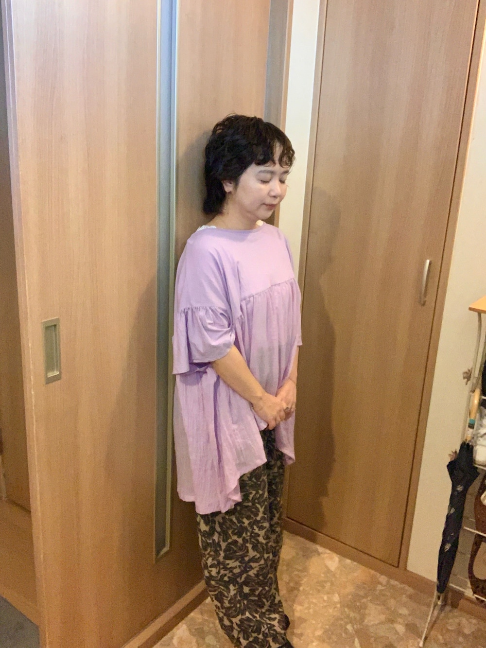 その他のその他パンツ、パープル系のTシャツ/カットソー、ホワイト系のタンクトップを着用したレディースの秋コーディネートの2枚目の写真