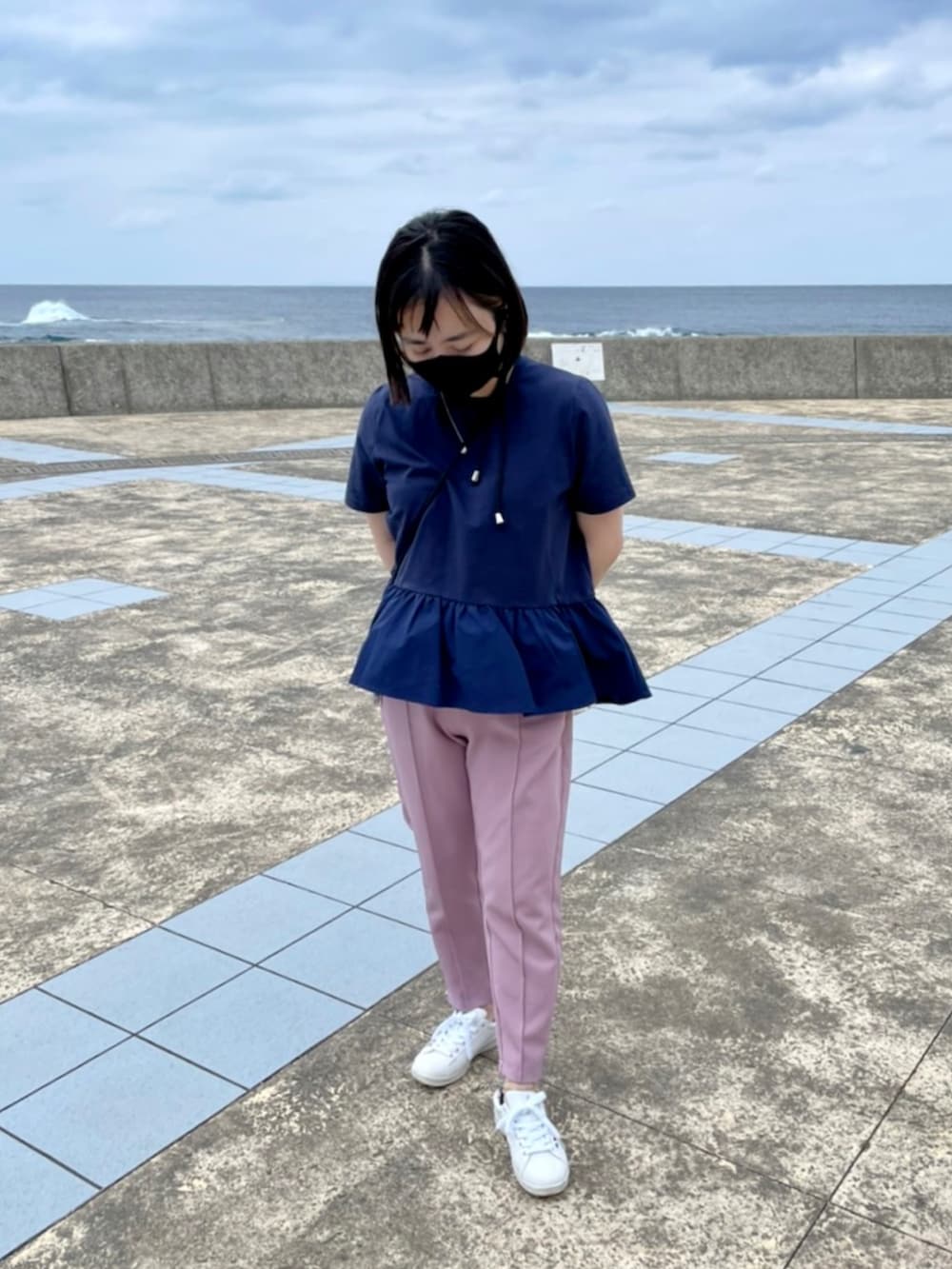 ホワイト系のスニーカー、ピンク系のその他パンツ、ブルー系のTシャツ/カットソーを着用したレディースの秋コーディネートの2枚目の写真