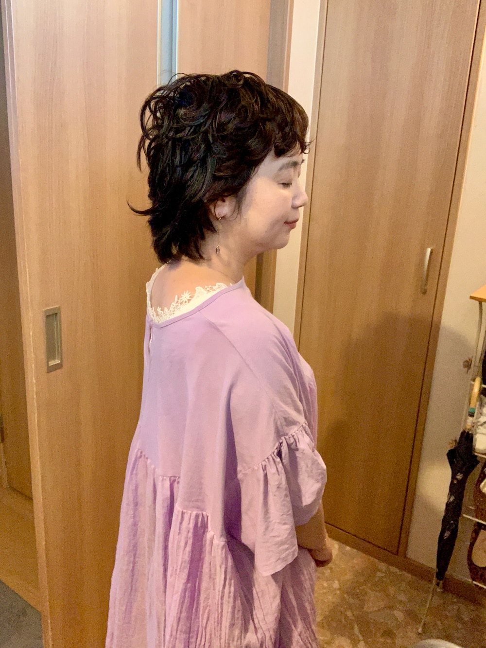 その他のその他パンツ、パープル系のTシャツ/カットソー、ホワイト系のタンクトップを着用したレディースの秋コーディネートの4枚目の写真