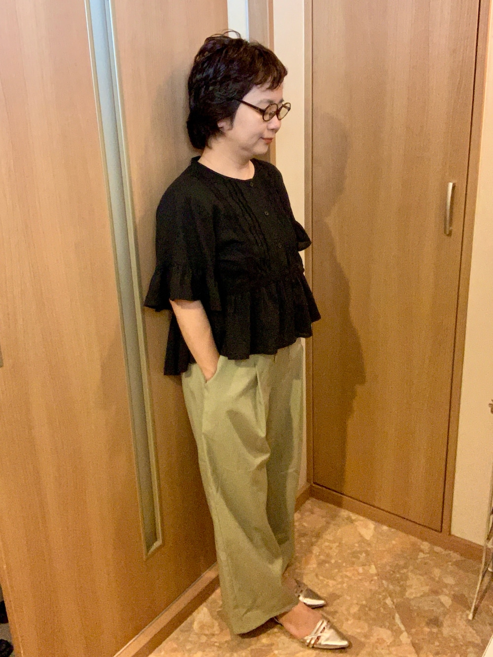 グリーン系のその他パンツ、ブラック系のシャツ/ブラウス、シルバー系のパンプスを着用したレディースの夏コーディネートの2枚目の写真