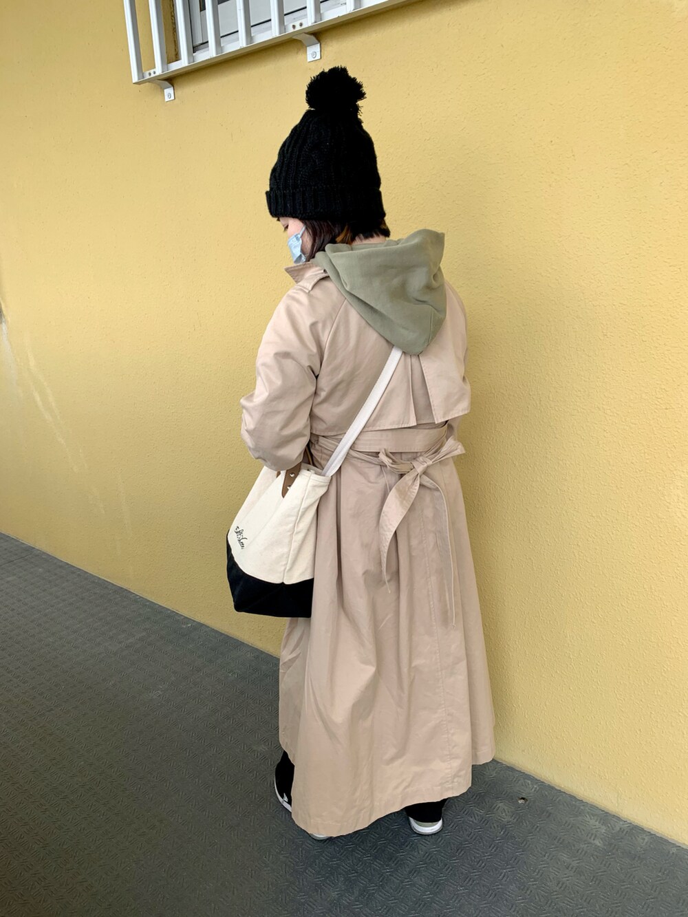 ベージュ系のジャケット/アウター、ブラック系のその他パンツ、その他のトートバッグを着用したレディースの冬コーディネートの3枚目の写真