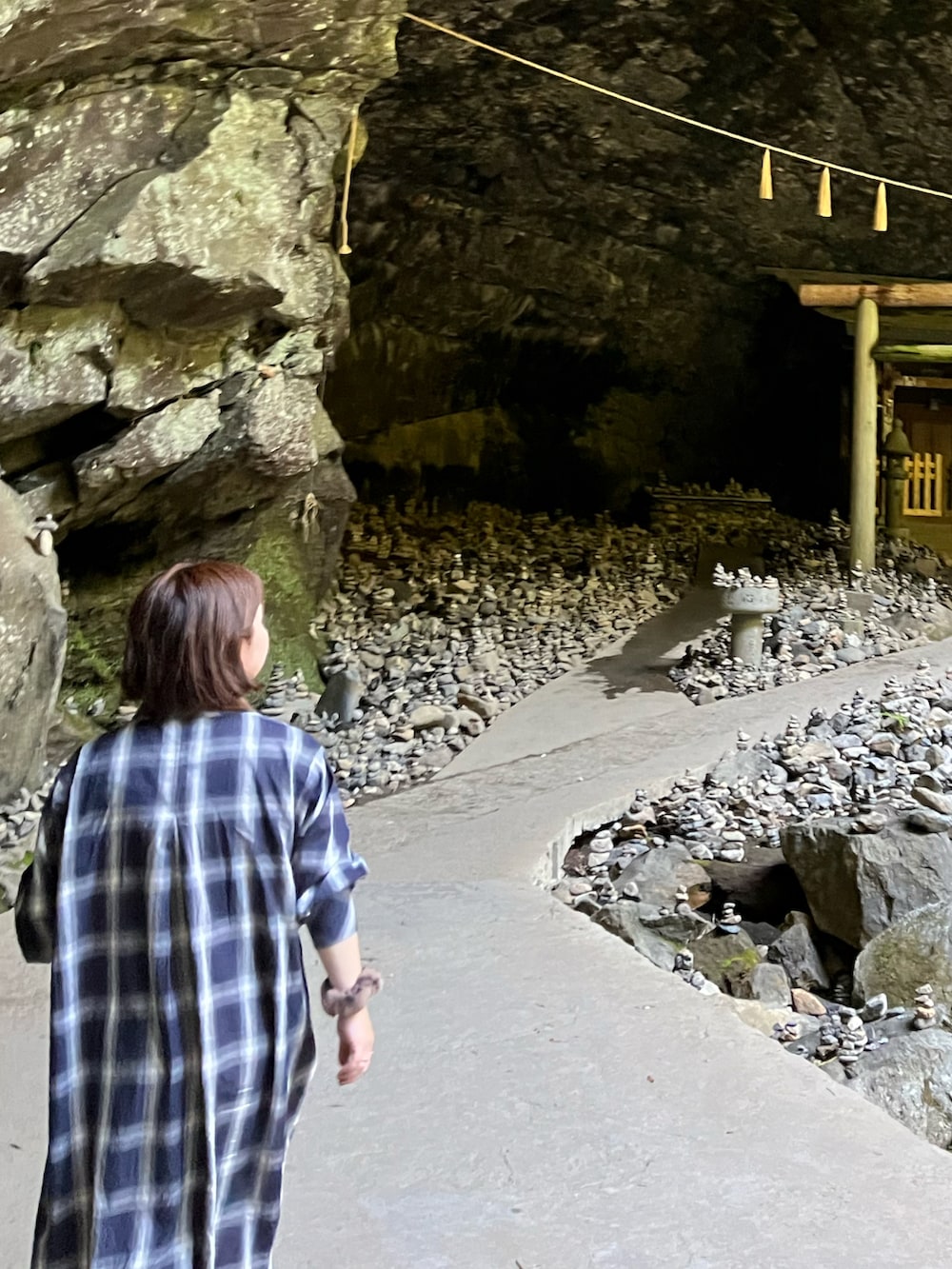 グレー系のスニーカー、ブルー系のシャツワンピース、グレー系のエコバッグ/サブバッグを着用したレディースの秋コーディネートの3枚目の写真