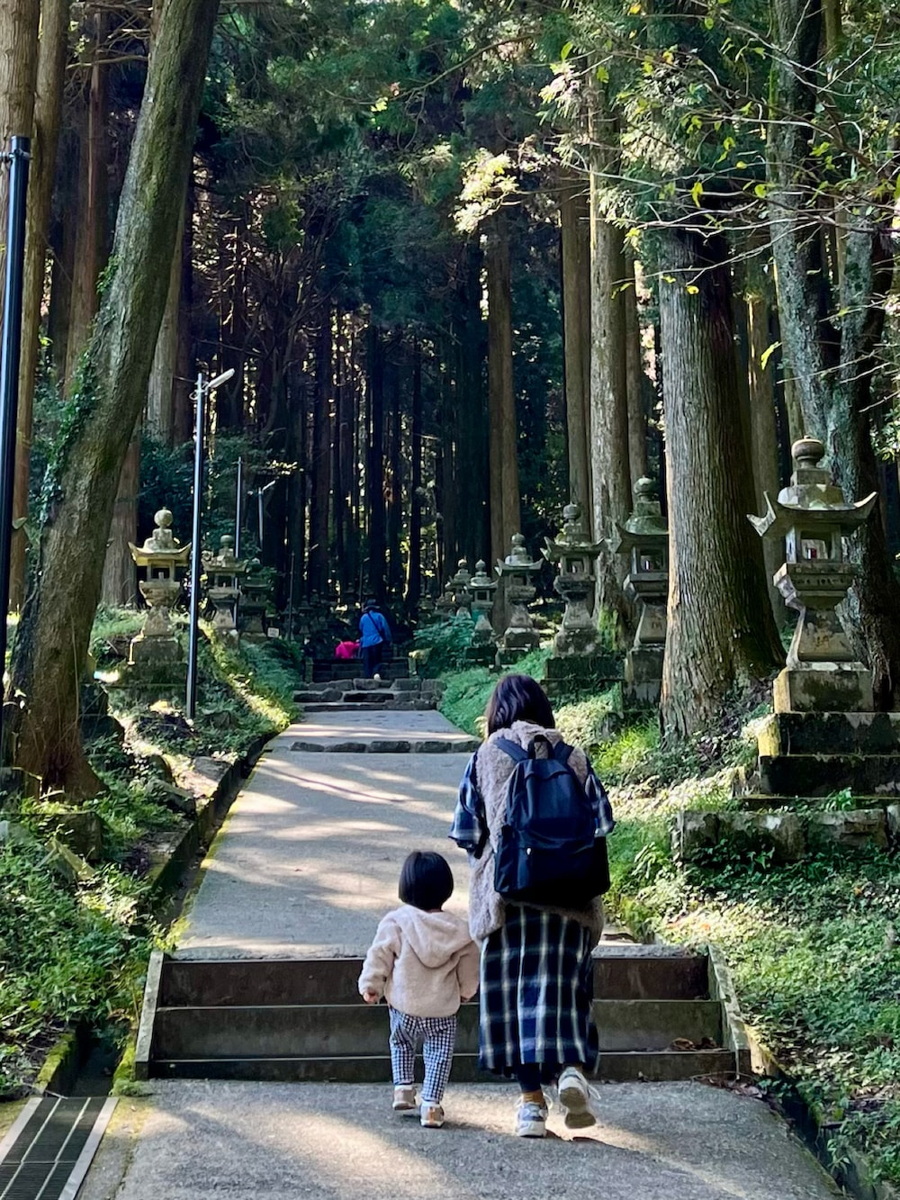グレー系のスニーカー、ブルー系のシャツワンピース、グレー系のエコバッグ/サブバッグを着用したレディースの秋コーディネートの4枚目の写真