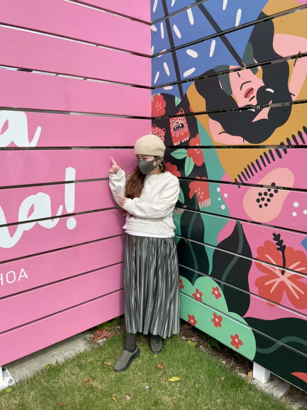 グリーン系のスカート、グリーン系のスニーカー、ホワイト系のスウェットを着用したレディースの冬コーディネートの2枚目の写真