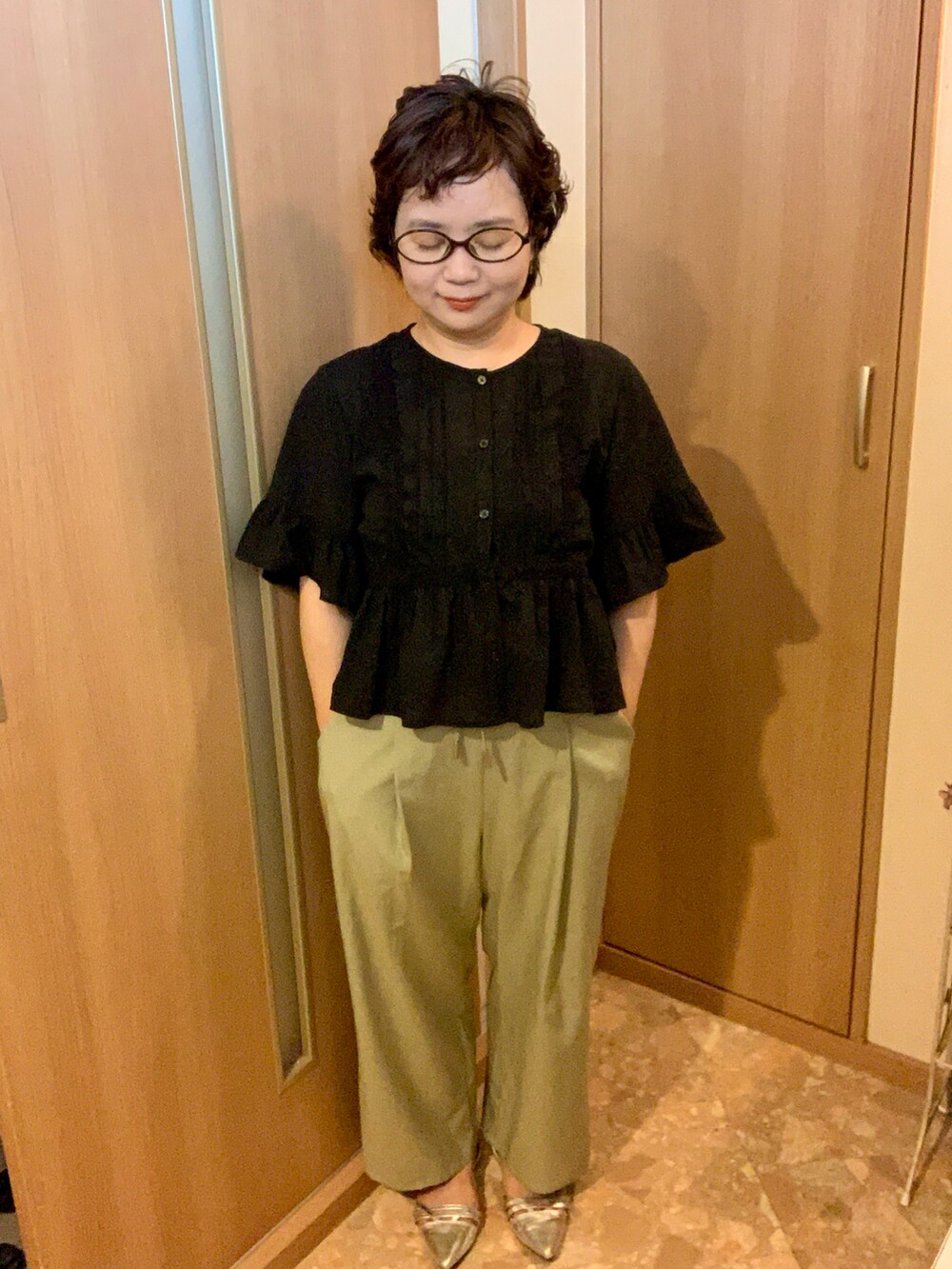 グリーン系のその他パンツ、ブラック系のシャツ/ブラウス、シルバー系のパンプスを着用したレディースの夏コーディネートの3枚目の写真