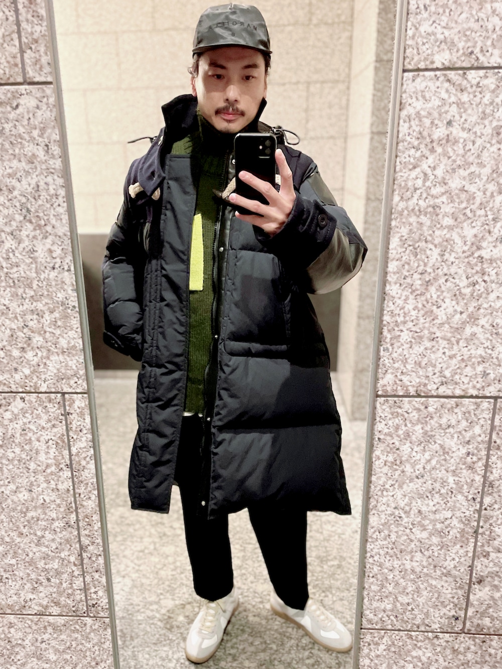 その他のトートバッグ、その他のトートバッグ、ブラック系のダウンジャケット/コートを着用したメンズの冬コーディネートの2枚目の写真