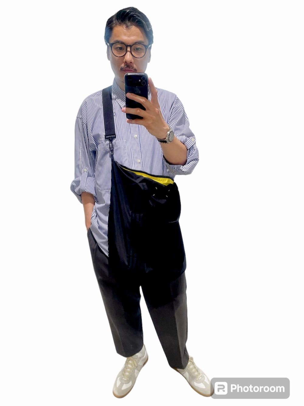 ブラック系のショルダーバッグ、ホワイト系のスニーカー、ブルー系のシャツ/ブラウスを着用したメンズの夏コーディネートの2枚目の写真