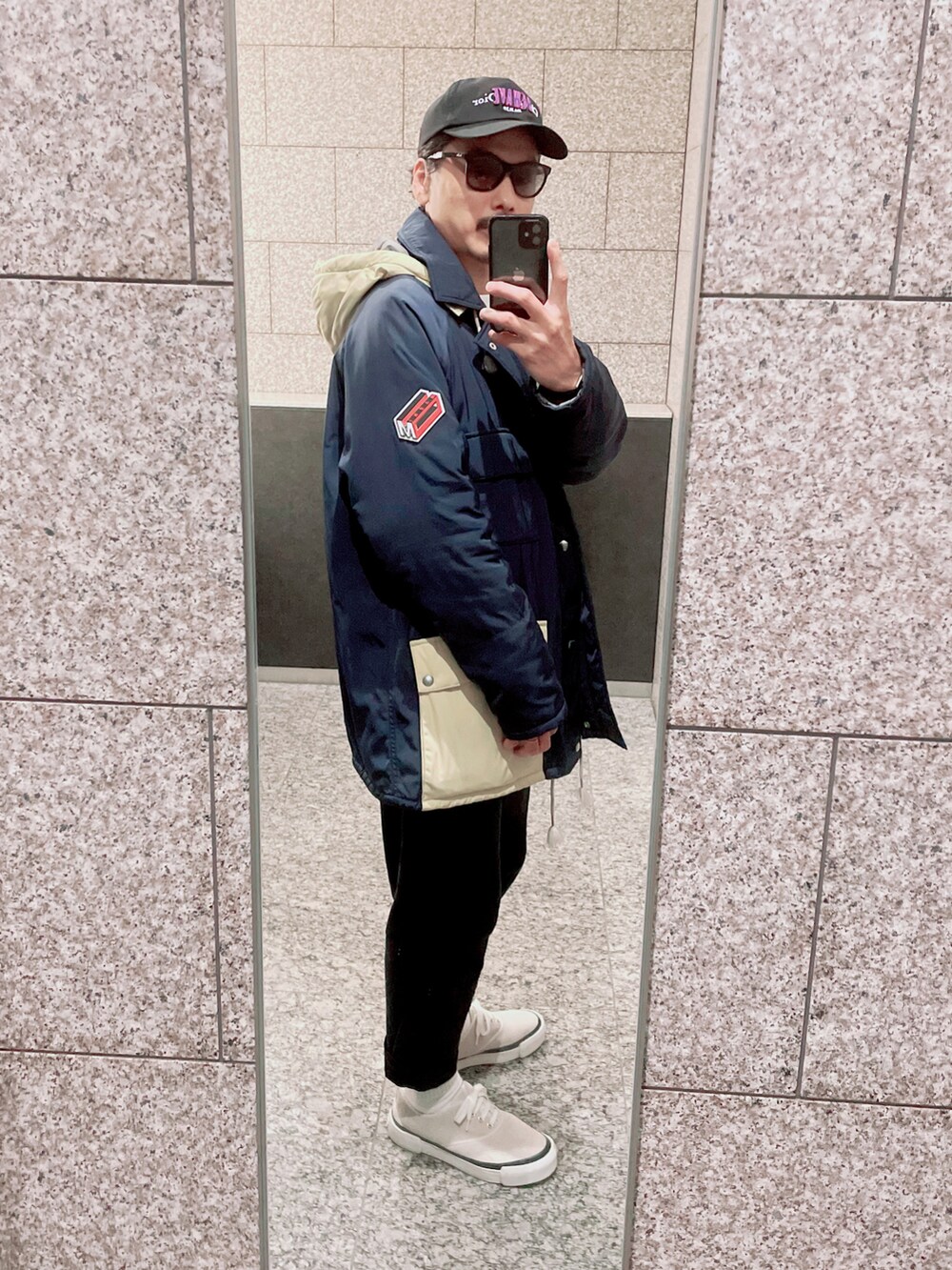 ブルー系のその他アウター、ベージュ系のスニーカー、ブラック系のスウェットパンツを着用したメンズの秋コーディネートの2枚目の写真