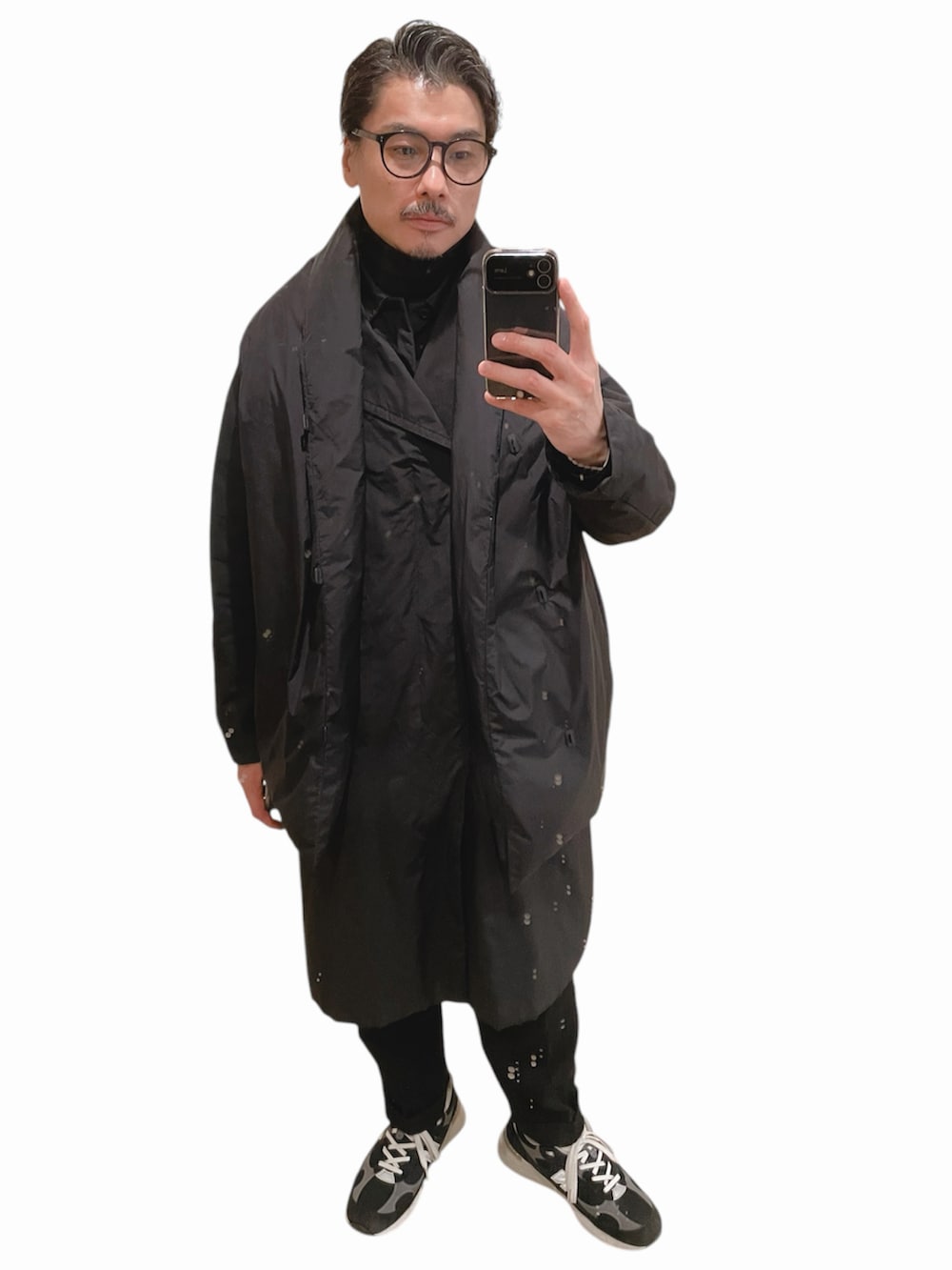 ブラック系のダウンベスト、ブラック系のシャツ/ブラウス、ブラック系のスラックスを着用したメンズの冬コーディネートの2枚目の写真