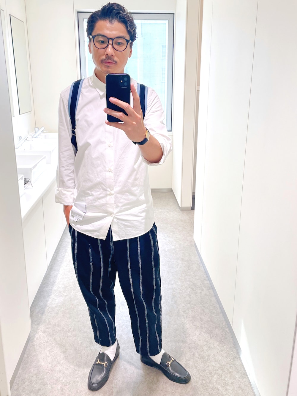 ホワイト系のシャツ/ブラウス、ブラック系のその他パンツ、ブルー系のバックパック/リュックを着用したメンズの秋コーディネートの2枚目の写真