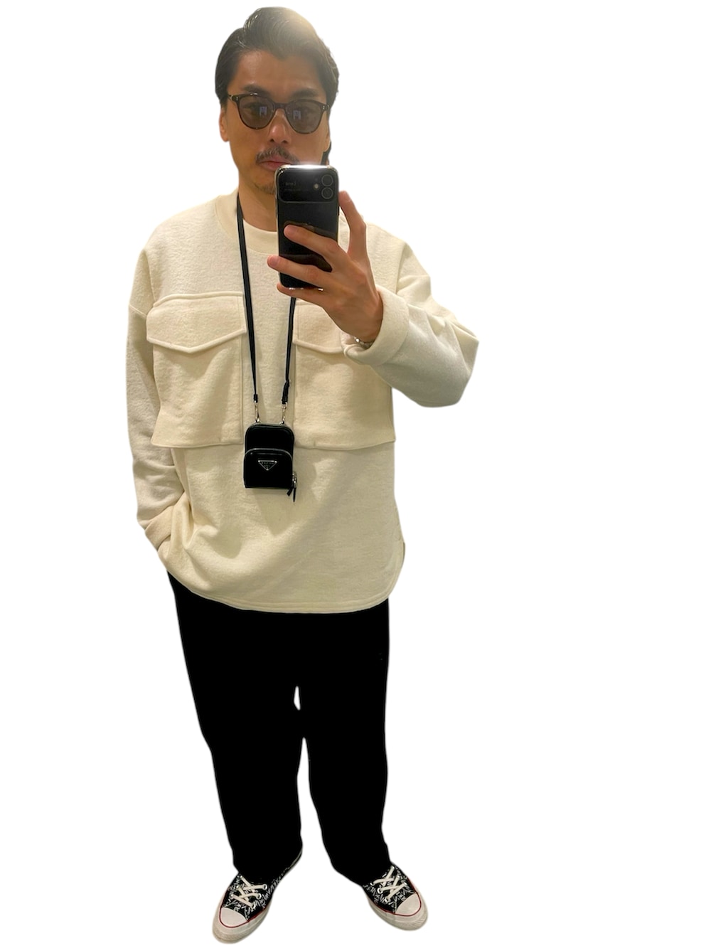 ブラック系のその他パンツ、グリーン系のダウンジャケット/コート、ホワイト系のニット/セーターを着用したメンズの冬コーディネートの2枚目の写真