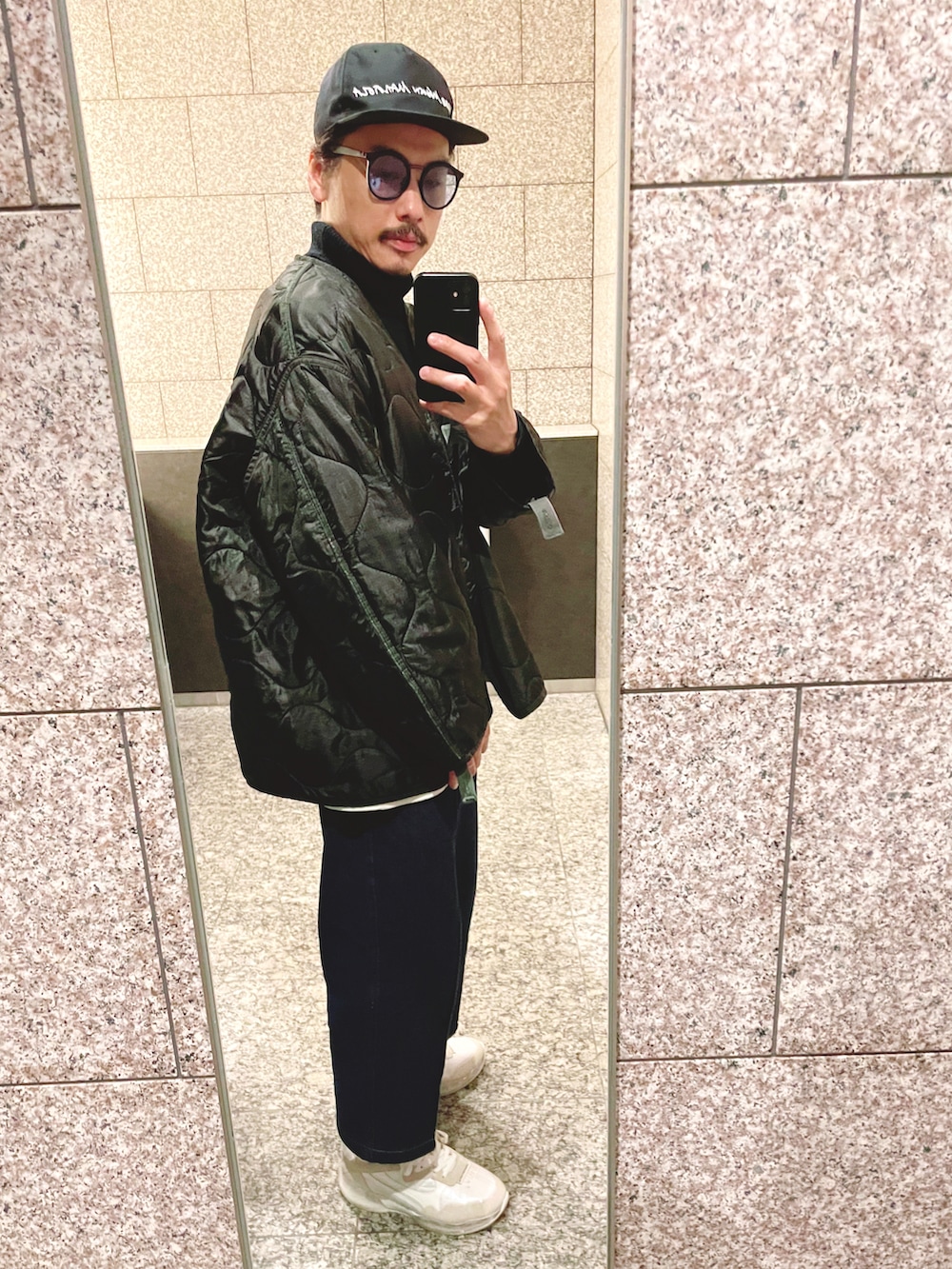 その他のトートバッグ、その他のトートバッグ、ホワイト系のスニーカーを着用したメンズの春コーディネートの2枚目の写真