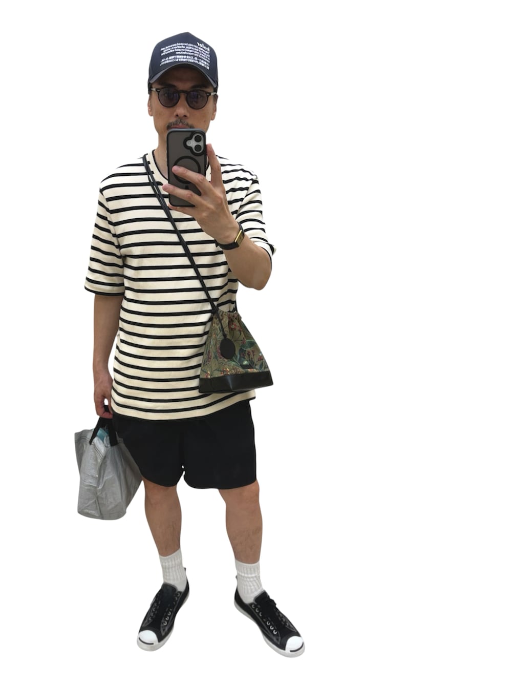 その他のTシャツ/カットソー、その他のショルダーバッグ、ブラック系のスニーカーを着用したメンズの夏コーディネートの2枚目の写真