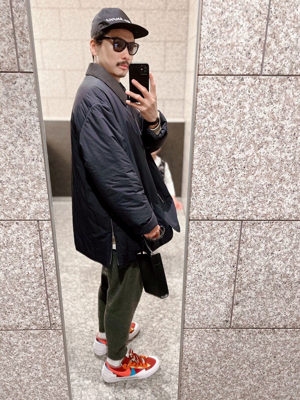 ブルー系のジャケット/アウター、グレー系のその他パンツ、レッド系のスニーカーを着用したメンズの冬コーディネートの2枚目の写真