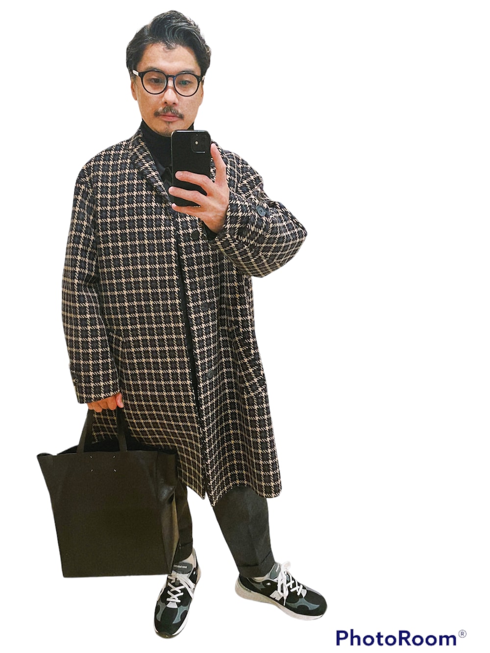 ブラック系のその他アウター、ブラック系のトップス、ブラウン系のチェスターコートを着用したメンズの冬コーディネートの2枚目の写真