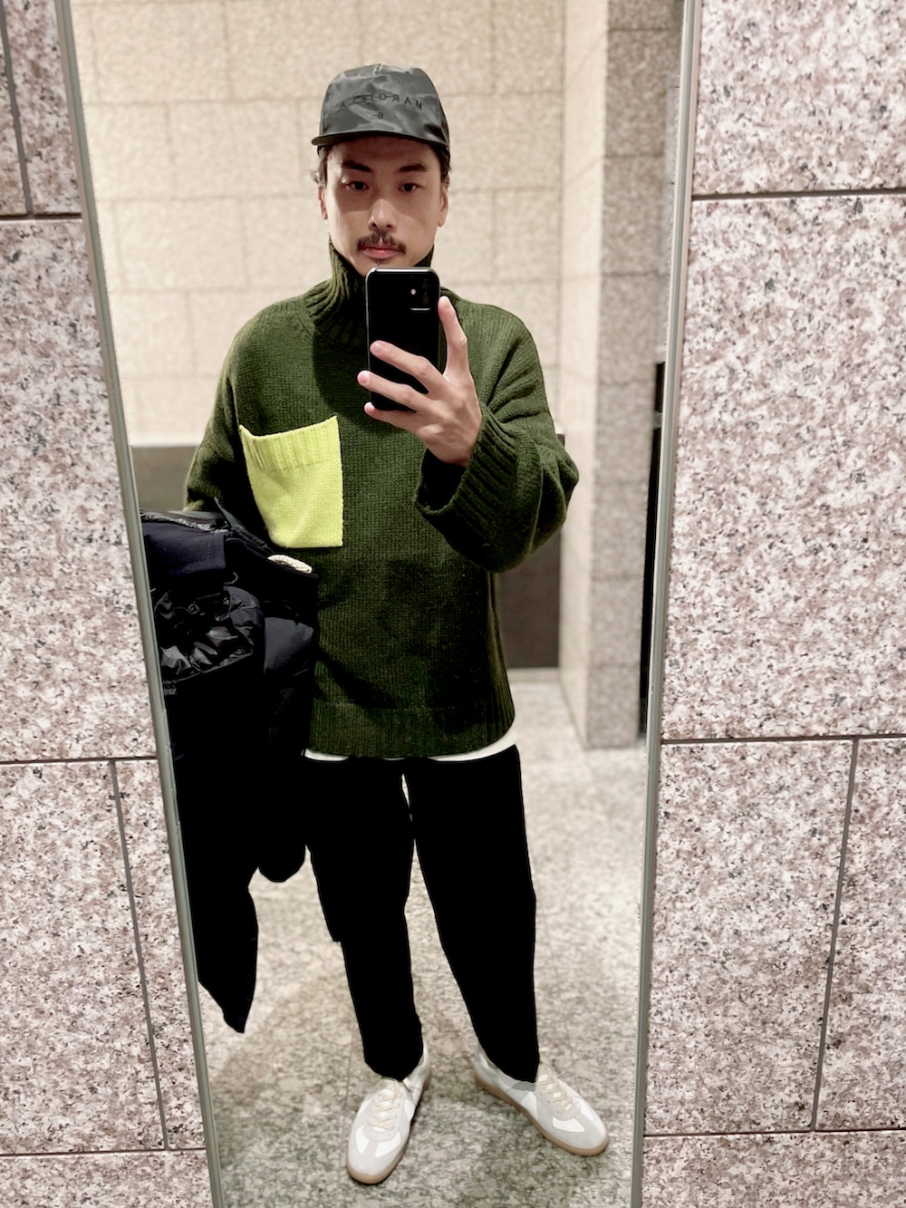 その他のトートバッグ、その他のトートバッグ、ブラック系のダウンジャケット/コートを着用したメンズの冬コーディネートの3枚目の写真