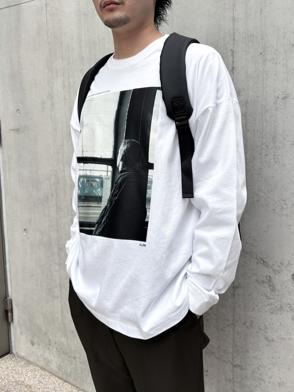 ブラック系のバックパック/リュックを着用したメンズの冬コーディネートの3枚目の写真