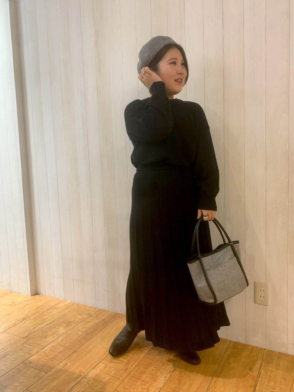 「ブラックコーデ、シンプルコーデ、ベレー帽、コート、ニット、ニットスカート、ブラック、大人女子、ショートヘア、低身長、ドレスキップ、シューラルー、ブーツ」|「DRESKIPのもちもち求心編みニット【藤本美貴さん着用商品】(ニット/セーター、ブラック系)」を使った、あかりんさん(レディース・151cm)の秋コーディネートの2枚目の写真