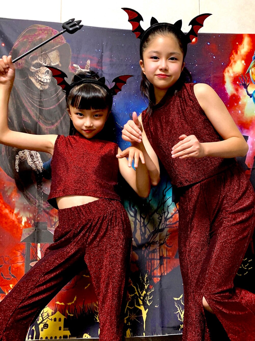 レッド系のその他トップスを着用したキッズの秋コーディネートの2枚目の写真