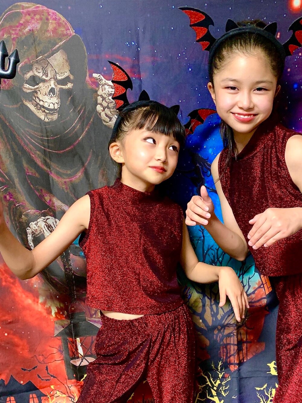 レッド系のその他トップスを着用したキッズの秋コーディネートの3枚目の写真