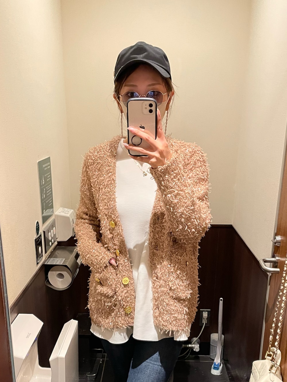 ブラック系のブーティ、ホワイト系のニット/セーター、ベージュ系のニット/セーターを着用したレディースの春コーディネートの3枚目の写真