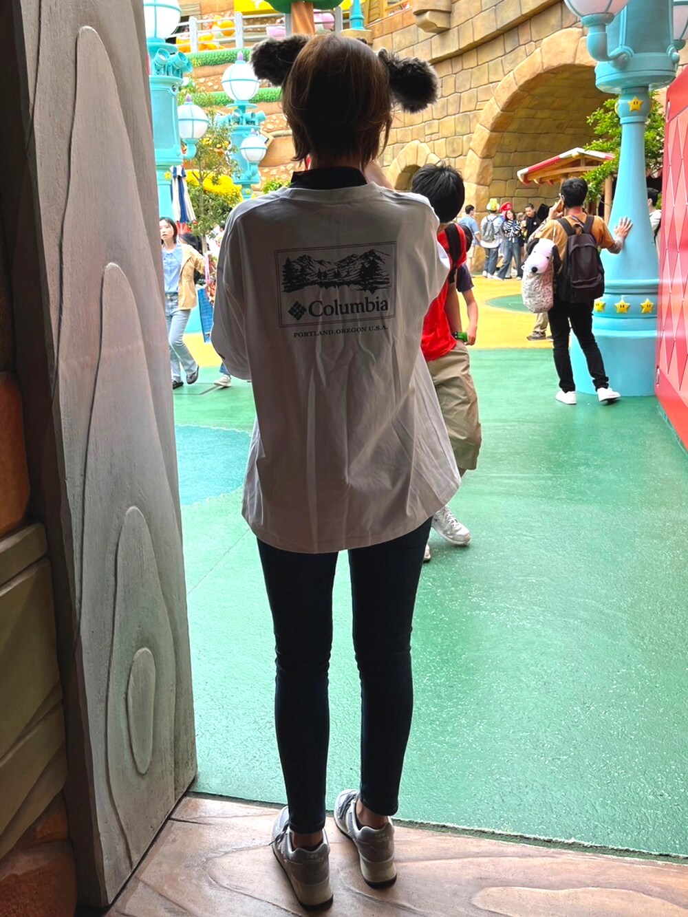 ホワイト系のTシャツ/カットソー、ブラック系のTシャツ/カットソー、ブルー系のデニムパンツを着用したレディースの春コーディネートの2枚目の写真