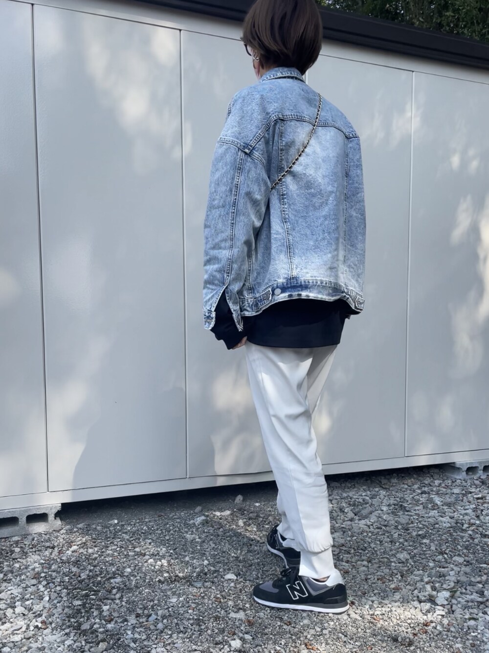 ホワイト系のその他パンツ、ブラック系のTシャツ/カットソー、ブルー系のデニムジャケットを着用したレディースの春コーディネートの2枚目の写真