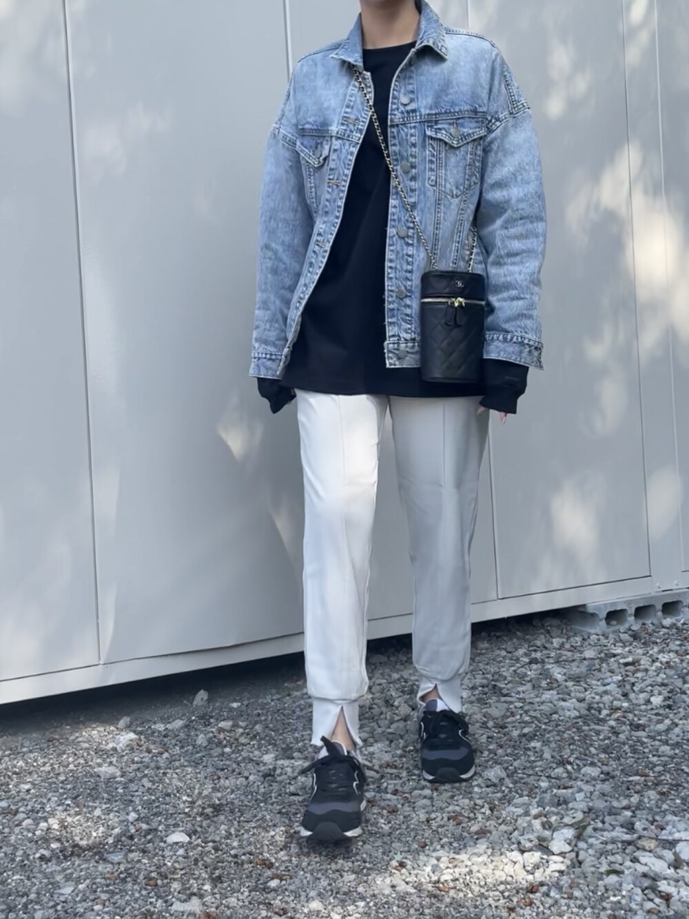 ホワイト系のその他パンツ、ブラック系のTシャツ/カットソー、ブルー系のデニムジャケットを着用したレディースの春コーディネートの3枚目の写真