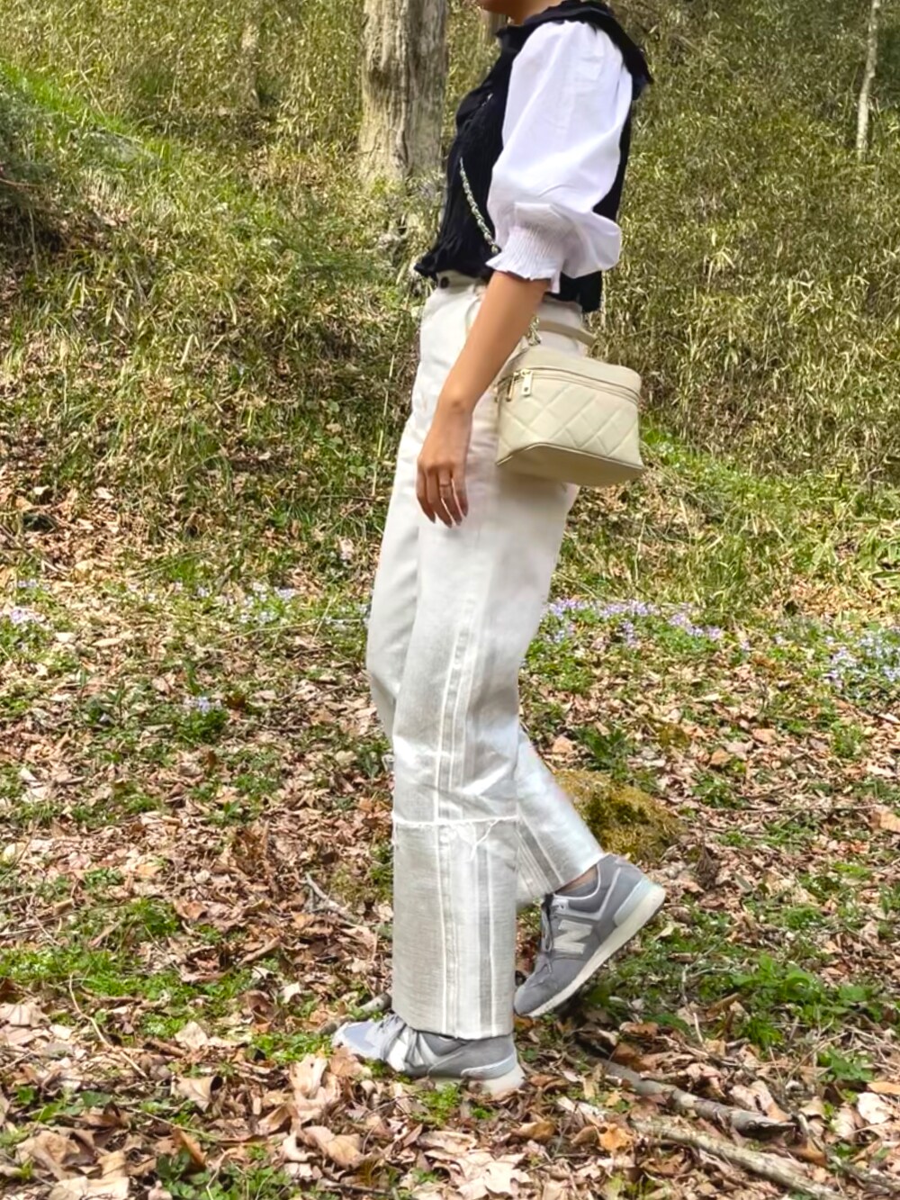 ベージュ系のトートバッグ、ブラック系のシャツ/ブラウス、ホワイト系のデニムパンツを着用したレディースの春コーディネートの2枚目の写真