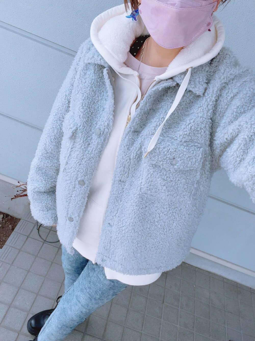 ブラック系のブーツ、ブルー系のデニムパンツ、グレー系のブルゾンを着用したレディースの冬コーディネートの2枚目の写真