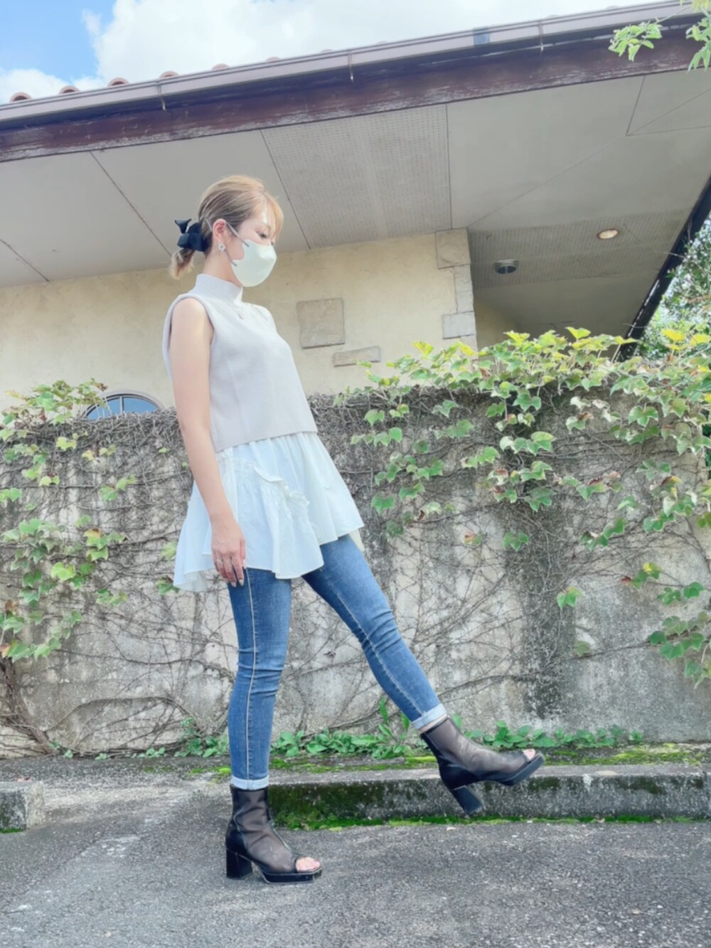 ベージュ系のニット/セーター、ベージュ系のトートバッグ、ブラック系のサンダルを着用したレディースの秋コーディネートの3枚目の写真