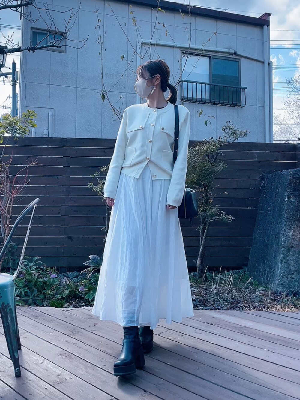 「春コーデ、フレアスカート、30代コーデ、ホワイト、ZARA、カーディガン」｜「ZARAのアイテム（カーディガン/ボレロ、ブルー系）」を使った、mi_toさん（レディース・167cm）の春コーディネートの2枚目の写真