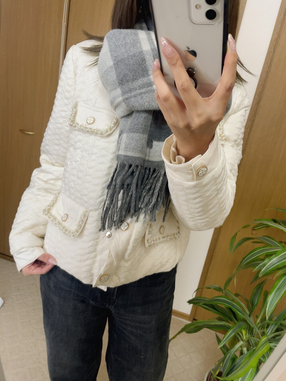 ホワイト系のニット/セーター、ブラック系のデニムパンツを着用したレディースの春コーディネートの3枚目の写真