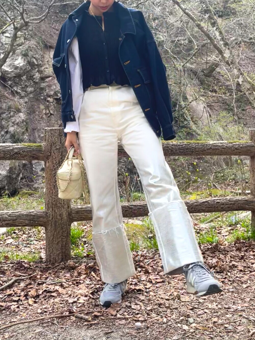 ベージュ系のトートバッグ、ブラック系のシャツ/ブラウス、ホワイト系のデニムパンツを着用したレディースの春コーディネートの3枚目の写真