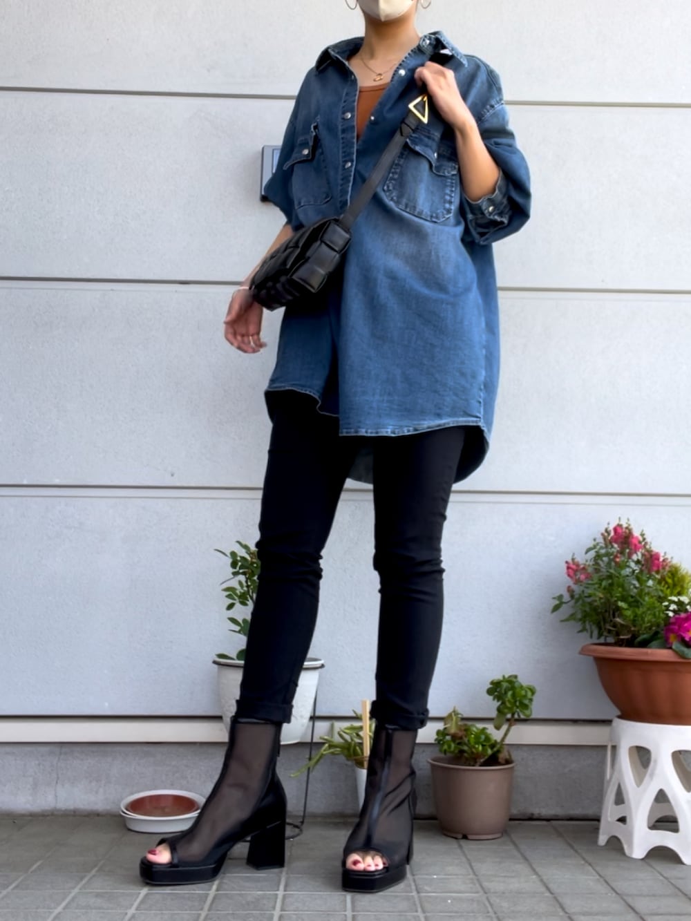 ブラック系のサンダル、ブルー系のシャツ/ブラウスを着用したレディースの春コーディネートの3枚目の写真